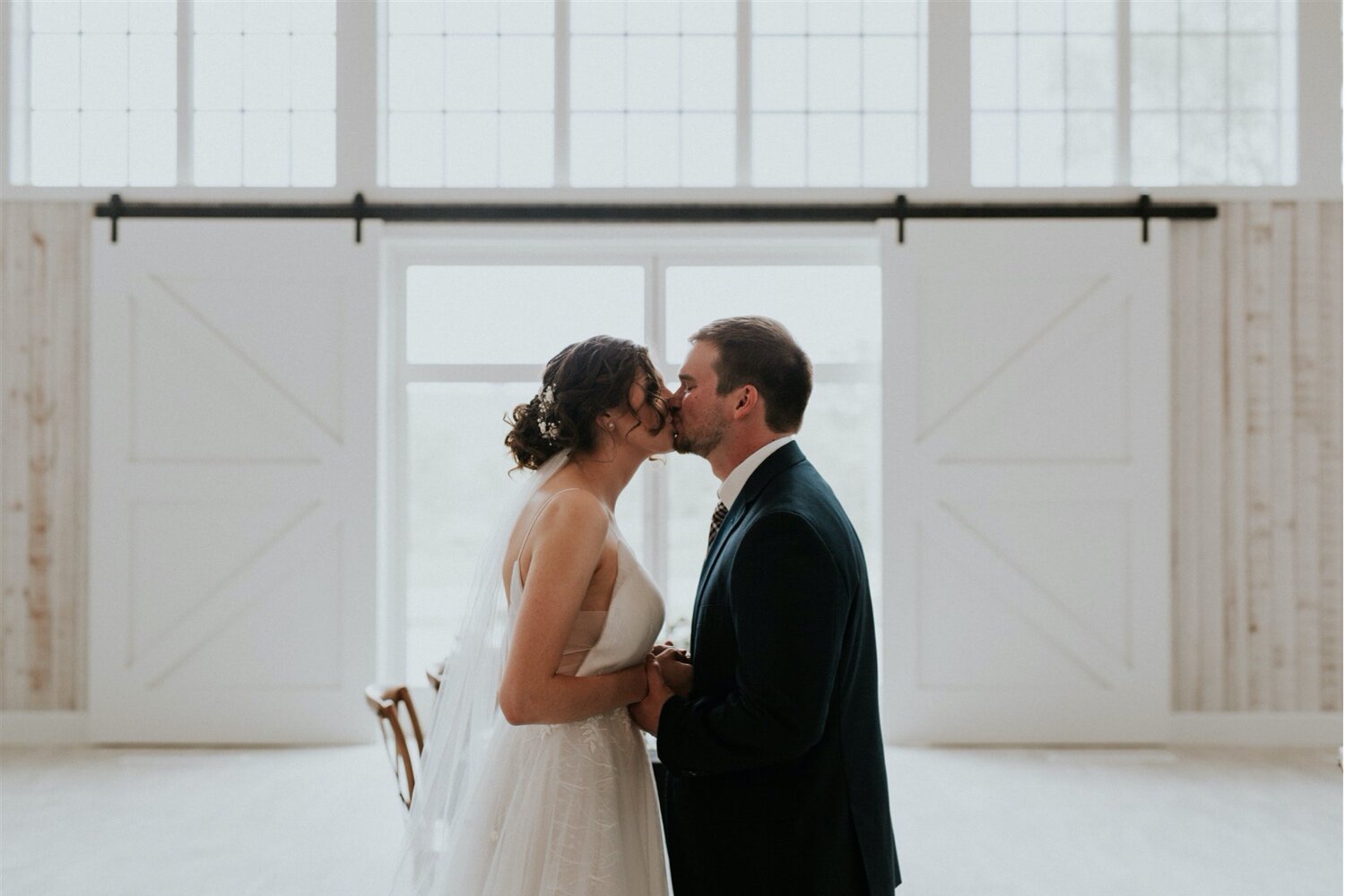 21_Mary + Cole _ Laurel Ridge Barn _ Sioux Falls Wedding Photographer-186.jpg