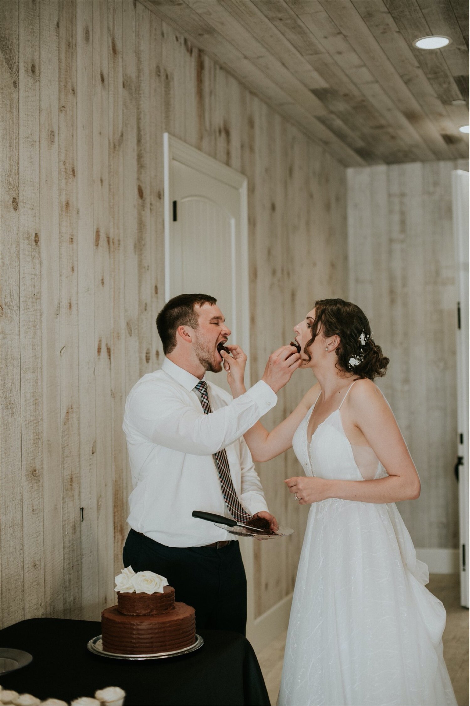 44_Mary + Cole _ Laurel Ridge Barn _ Sioux Falls Wedding Photographer-556.jpg